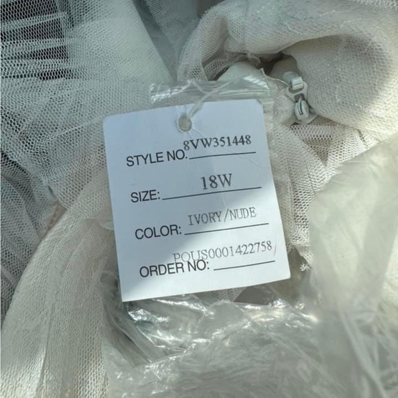 NWT Vera Wang Tulle Wedding Dress size 18 - Picture 4 of 5